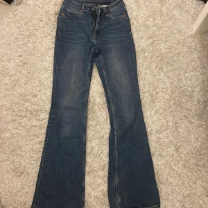 Blå bootcut jeans från Divided - Säljer ett par snygga blå bootcut jeans från Divided. Storlek 32. ( för mig så är det som XS ) Har andvänds flera gånger. 💞