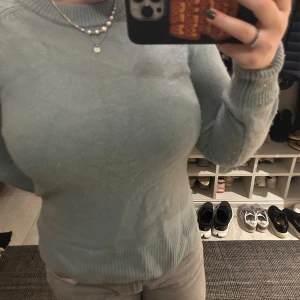 Ljusblå/grå kashmirtröja från H&M - Jättefin, knappt använd. Färgen stämmer bäst överens i sista bilden. Har fin passform. 100% cashmere. 