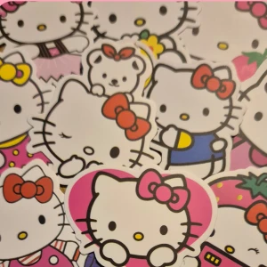 10 Stickers - Hello Kitty  - 10 st Sanrio - Hello Kitty stickers/klistermärken med mått ca 6 cm. ✨️Titta igenom alla mina upplagda & köp fler saker i Bundle för att spara på frakten & få allt du köpt i ett & samma paket✨️ För att köpa med Bundle så får du först trycka i "Köp med bundle" sedan väljer du ut allt du vill köpa för att få allt på samma frakt = Billigare 👌 Om du däremot köper fler varor i olika köp blir det egen frakt för varje köp. Önskar du swisha mej, meddela mej vad du vill köpa så ordnar vi det 👌