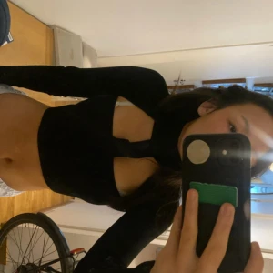 Svart croppad långärmad topp - Säljer en snygg svart croppad topp med långa ärmar. Perfekt för en utekväll eller när du vill känna dig extra chic. Toppen har en tight passform och är superbekväm. Passar perfekt till både jeans och kjol!