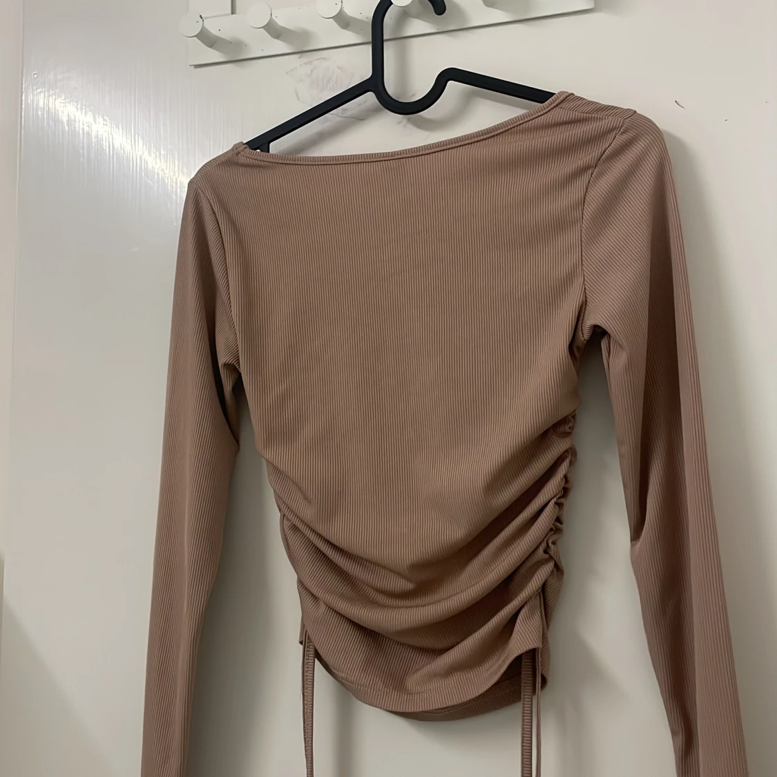 Beige ribbad topp med rynkdetaljer - 92