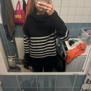 Svart och grå randig tröja från lager 157 - Säljer en mysig svart och grå randig tröja från 157. Den har en hög krage och långa ärmar, perfekt för kyliga dagar. Tröjan är i bra skick och passar både till vardags och lite mer avslappnade tillfällen. Superfin att matcha med jeans eller leggings!