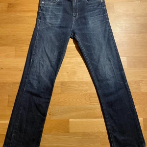 Replay jeans - Säljer ett par replay jeans i modellen thad. Jeansen är straight och blå och i mycket bra skick. Nypriset på dessa jeansen ligger runt 800kr och jag säljer dem för 399kr. Hör av er vid minsta fundering!