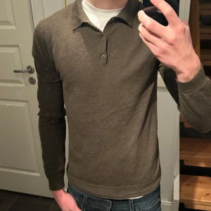  Rugbytröja från J.Lindeberg merinoull - Säljer en snygg rugbytröja ifrån J.Lindeberg i storlek M. Tröjan har väldigt bra skick o inga defekter. Nypris 1600. Hör av dig vid funderingar!!