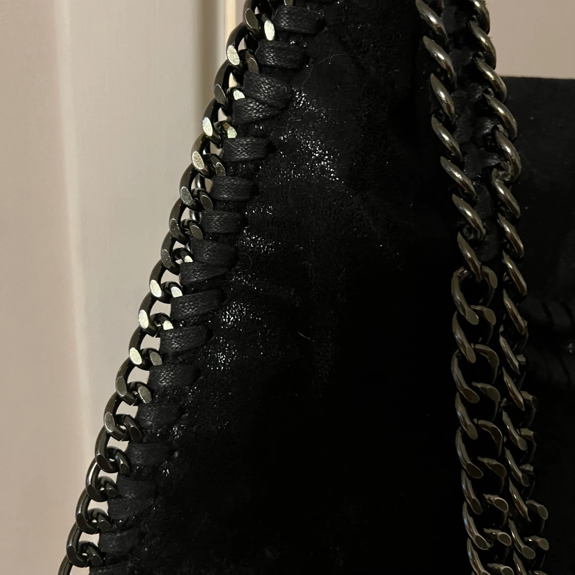 Svart axelväska med kedjedetaljer - 91