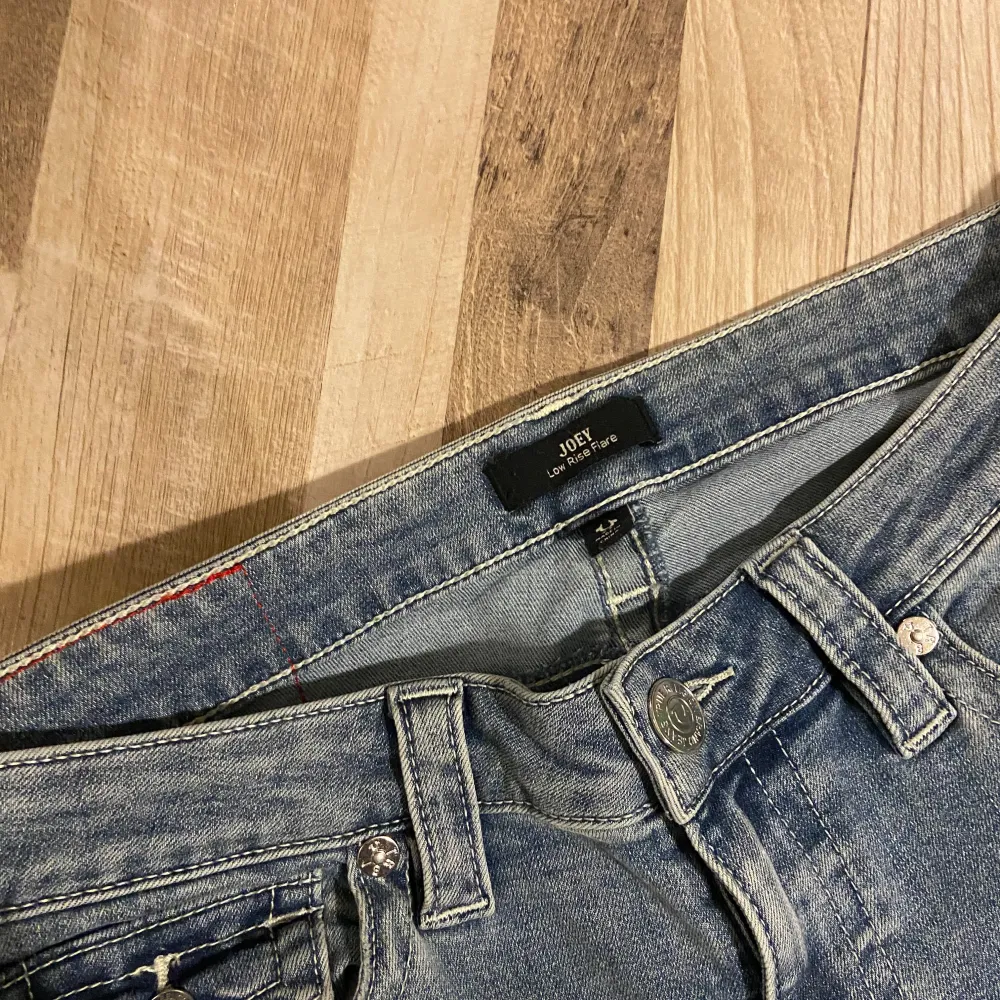 Modell: Joey low rise flare | Storlek: 27. Använd 1/2 gånger max, säljer pga lite för lågmidjade för min smak! Skambud undanbes. Jeans & Byxor.