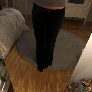 Svarta lågmidjade byxor - Säljer mina mjukisbyxor i storlek s som jag sytt lågmidjade själv💕