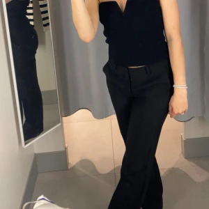 Svarta kostymbyxor - Säljer ett par svarta kostymbyxor i bra skick . De är mid waist, har tyvärr en defekt/tråd på ena benet, men den syns en på avstånd! (sista bilderna). Perfekta för både vardag och fest! 🖤Innerbenslängd: 74cm. 100kr+frakt!  (säljer ett par likadana mörkblåa, hör av dig vid intresse)