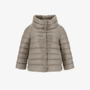 Herno Jacka - Jacka från herno i bra skick! Bilderna är väldigt mörka, färgen är som första bilden. Priset är diskuterbart!!!👊❤️‍🔥Ytterst liten defekt på nästsista bilden, påverkar inte loggan eller funktionen på jackan😇