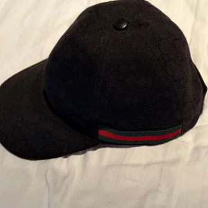 Svart Gucci keps - Säljer en svart keps från Gucci i storlek S. 