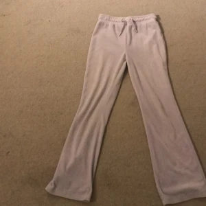 Lila mjukisbyxor från Gina Tricot - Supermysiga lila mjukisbyxor från Gina Tricot i storlek 134/140. De har en bekväm resårmidja med snörning och två bakfickor. Perfekta för en chill dag hemma eller en avslappnad utflykt. 🛋️✨