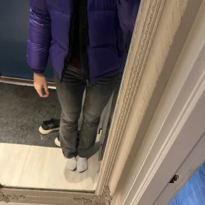 Lila pufferjacka från The North Face - Säljer en snygg lila pufferjacka från The North Face i storlek L. Jackan är perfekt för kalla dagar med sin tjocka vaddering och har en dragkedja framtill. Den har en cool svart detalj på axlarna och är i mycket bra skick. Perfekt för vintern! 💜