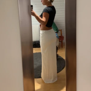 Satinkjol - Väldigt vacker satinkjol som tyvärr sitter alldeles för tight på mig:( Har inget dåligt att säga om denna kjolen, den är helt otroligt fin! Den har resårband i midjan, samt en liten dragkedja i sidan:) Den går ner i marken på mig som är 170 cm. Storlek M men passar S också!