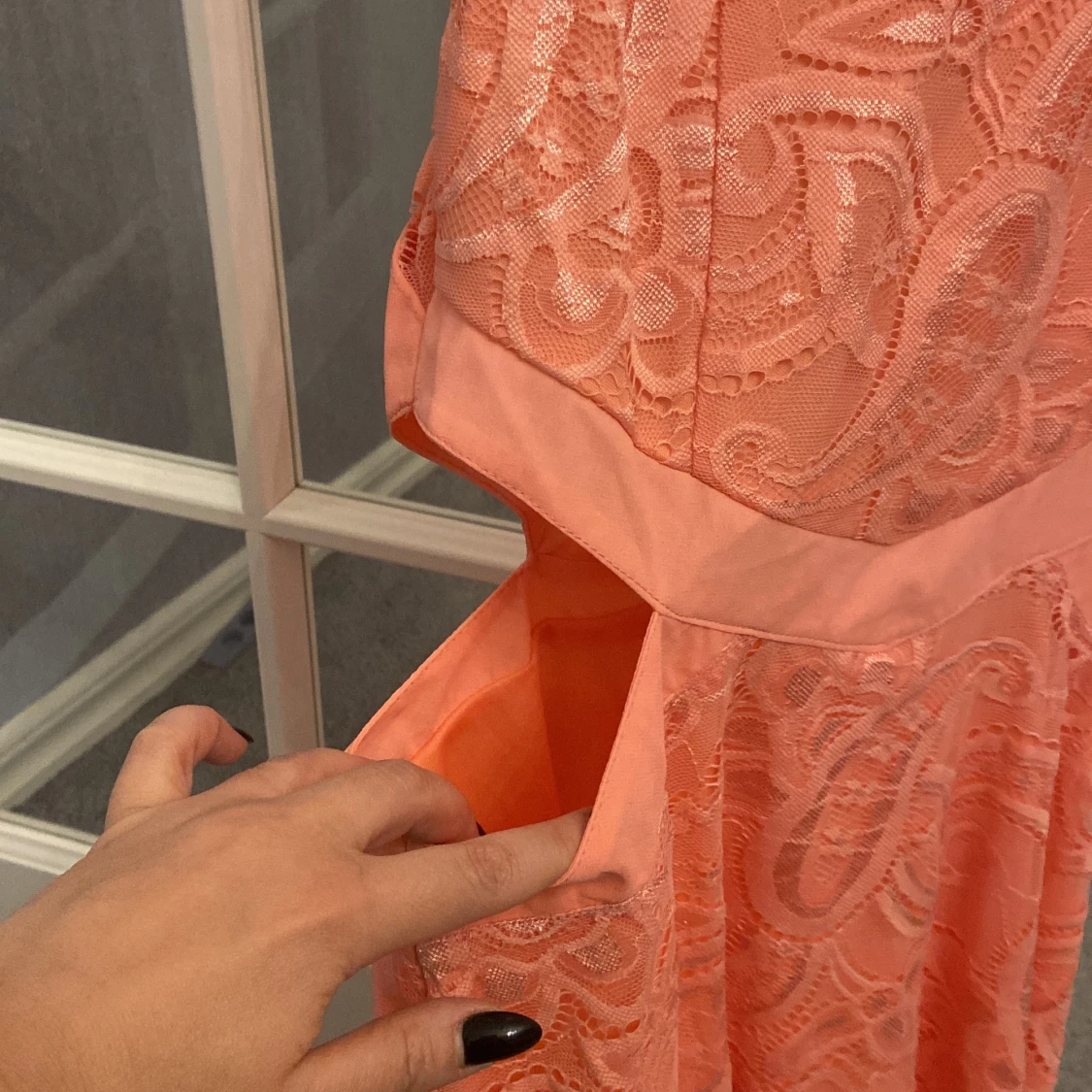 Persikofärgad spetsklänning från Luc & Ce - 90