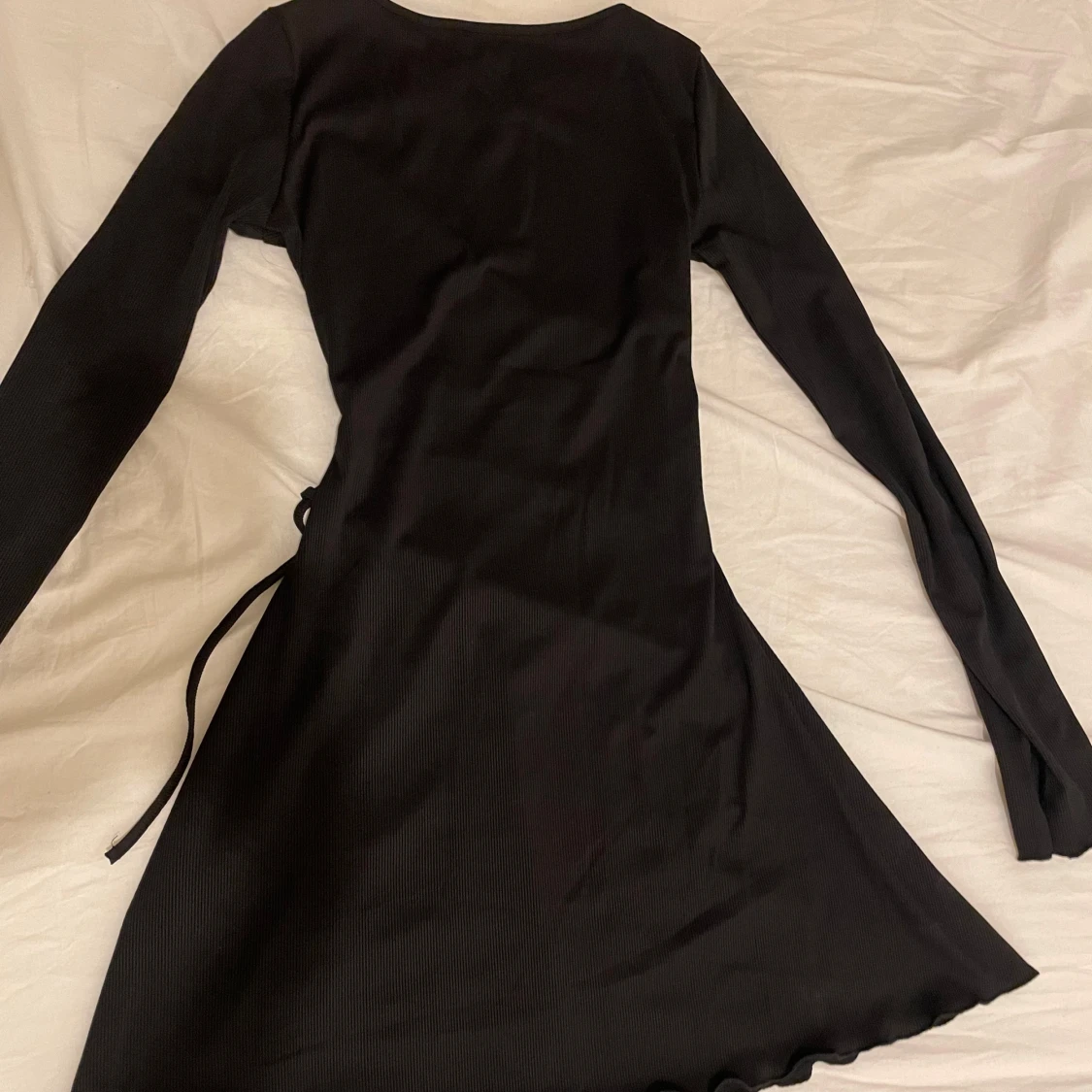 Svart ribbad klänning med snörning