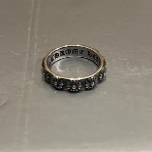 Silver ring från chrome hearts i mycket bra skick. Size 8. Hör av dig vid frågor eller funderingar!