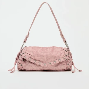 Rosa axelväska med snördetaljer - Säljer en superfin rosa axelväska i syntetmaterial. Väskan har coola snördetaljer och en justerbar axelrem. Perfekt för både vardag och fest! 💖