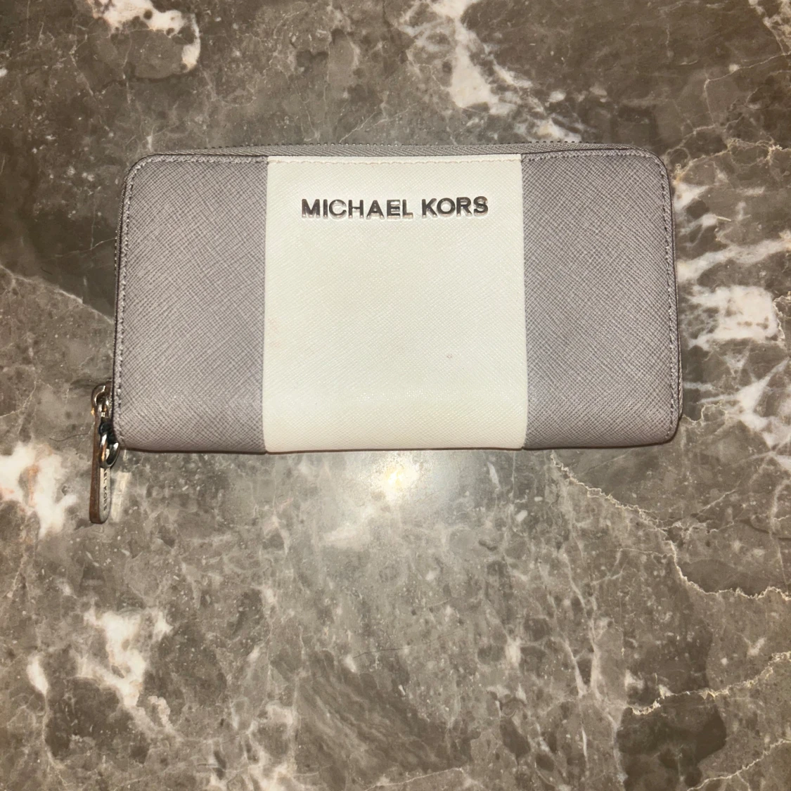 Grå och vit plånbok från Michael Kors