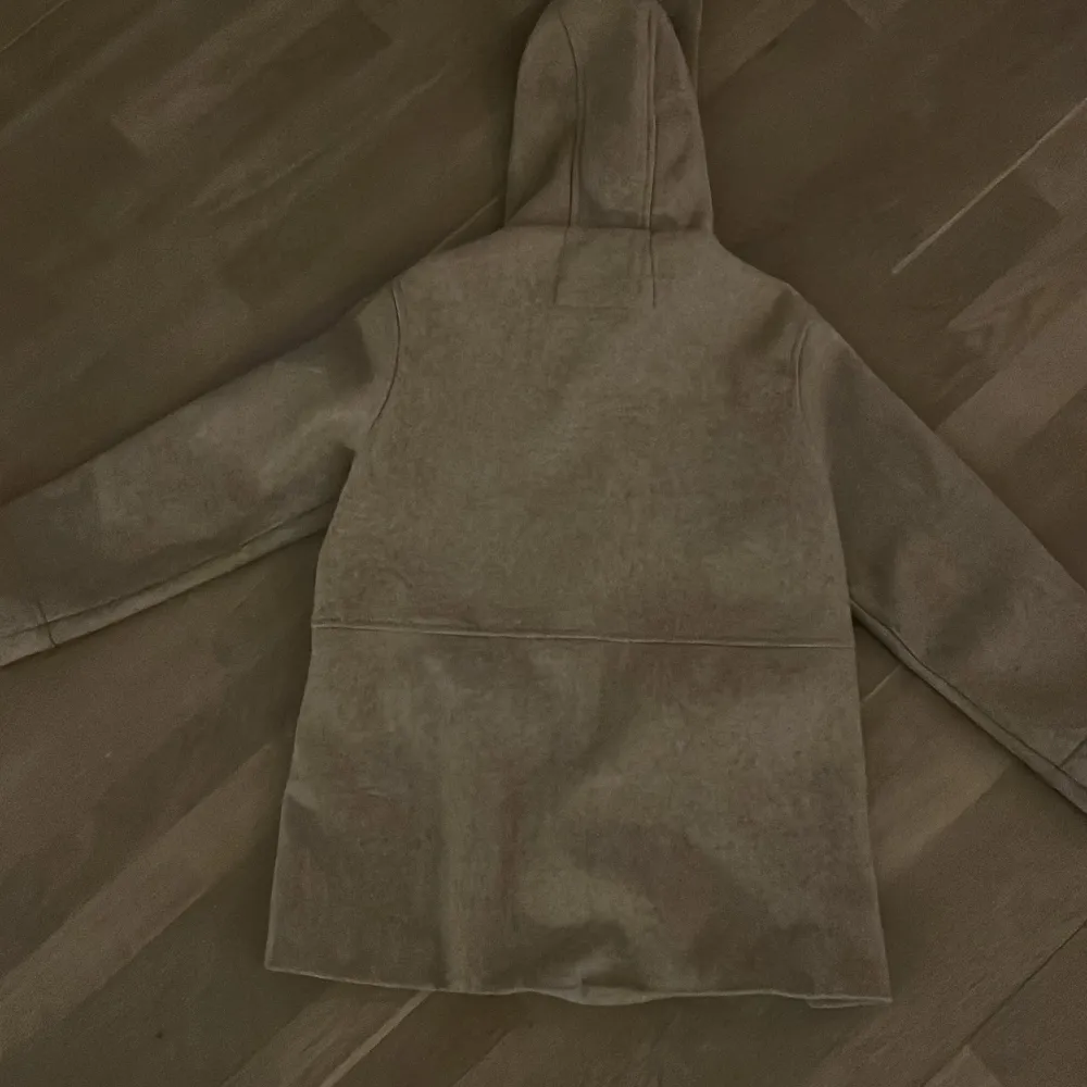 Säljer en superfin beige kappa från Zara i storlek 9-10 år. Den har en mysig huva och stängs med knappar framtill. Perfekt för höst och vår! Kappan har två stora fickor fram och är i mycket bra skick. Passar både till vardags och lite finare tillfällen.. Jackor.