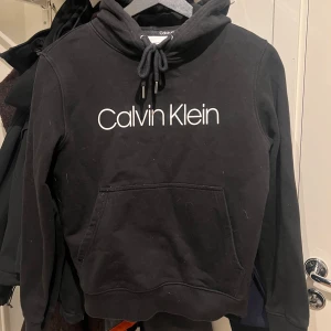 Calvin Klein hoodie - Använd ca 2 gånger, så jättefint skick 