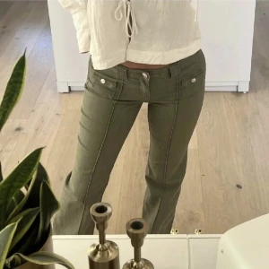 Olivgröna byxor med knappar - säljer dessa populära jeansen ifrån hm som tyvärr inte kommit till någon användning. bilderna är från den jag köpte av, men har bara använt byxorna en gång sen jag köpte dem. Postar samma dag🤍