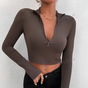 Brun ribbad croppad tröja med dragkedja - Snygg brun ribbad tröja från SHEIN med en cool dragkedja framtill. Den är croppad och har långa ärmar, perfekt för en trendig look. Passar bra till både vardag och fest!