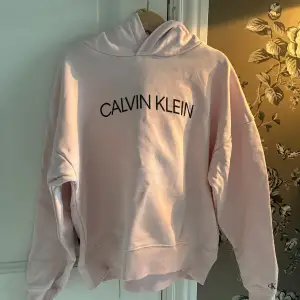 Säljer en superfin rosa hoodie från Calvin Klein. Den är i bra skick men det finns dock några diffusa fläckar på ena armens undersida. Stl. 12 y men skulle säga att den är liten i stl. och passar även från 10 y