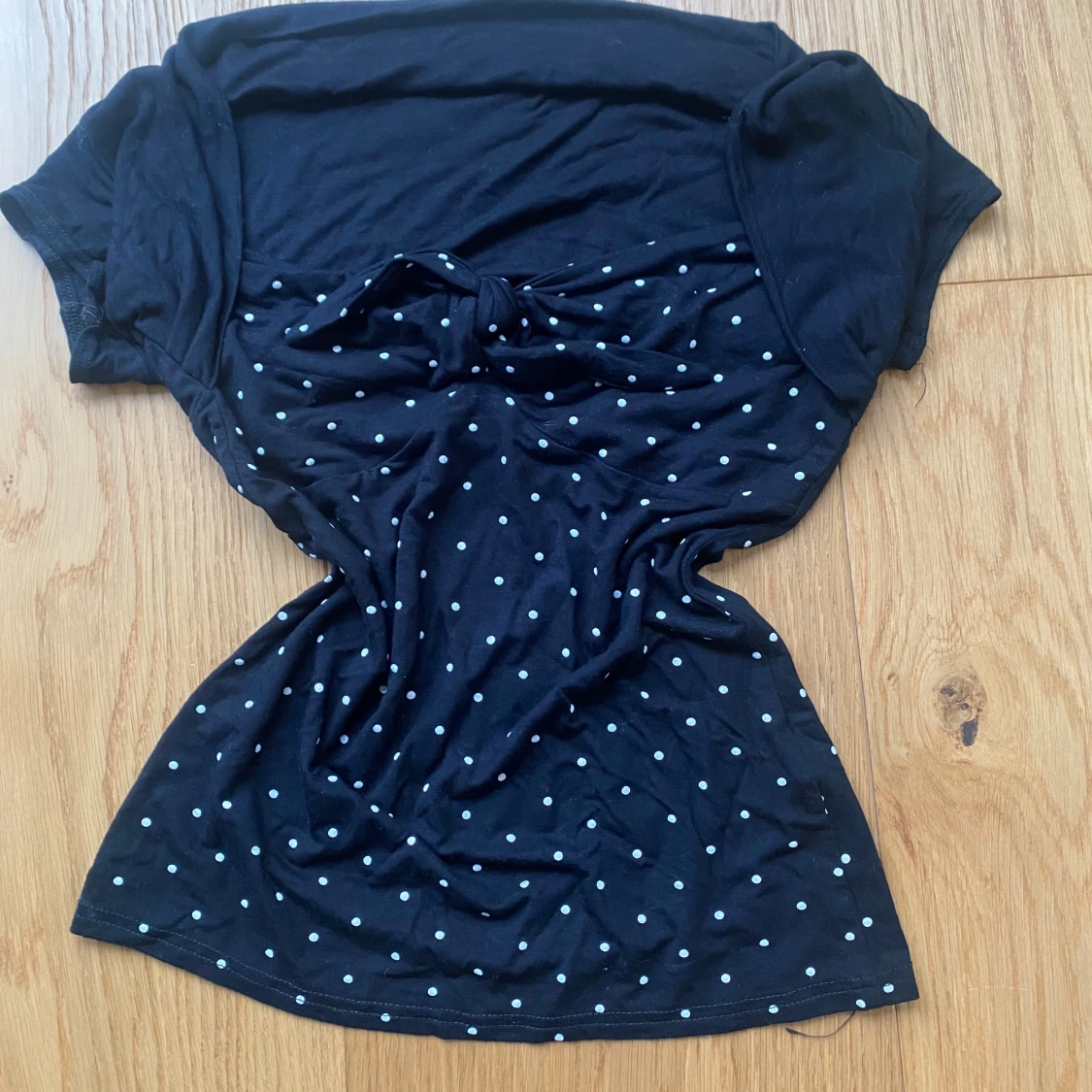 Svart prickig topp med knyt - 91