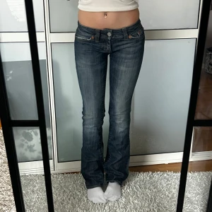 Lågmidjade bootcut jeans  - Storlek W26L32. Innerbenslängd:82 midjemått:36. Köp sker via köp nu, jag postar inom 24h. Kvar tills markerad såld 