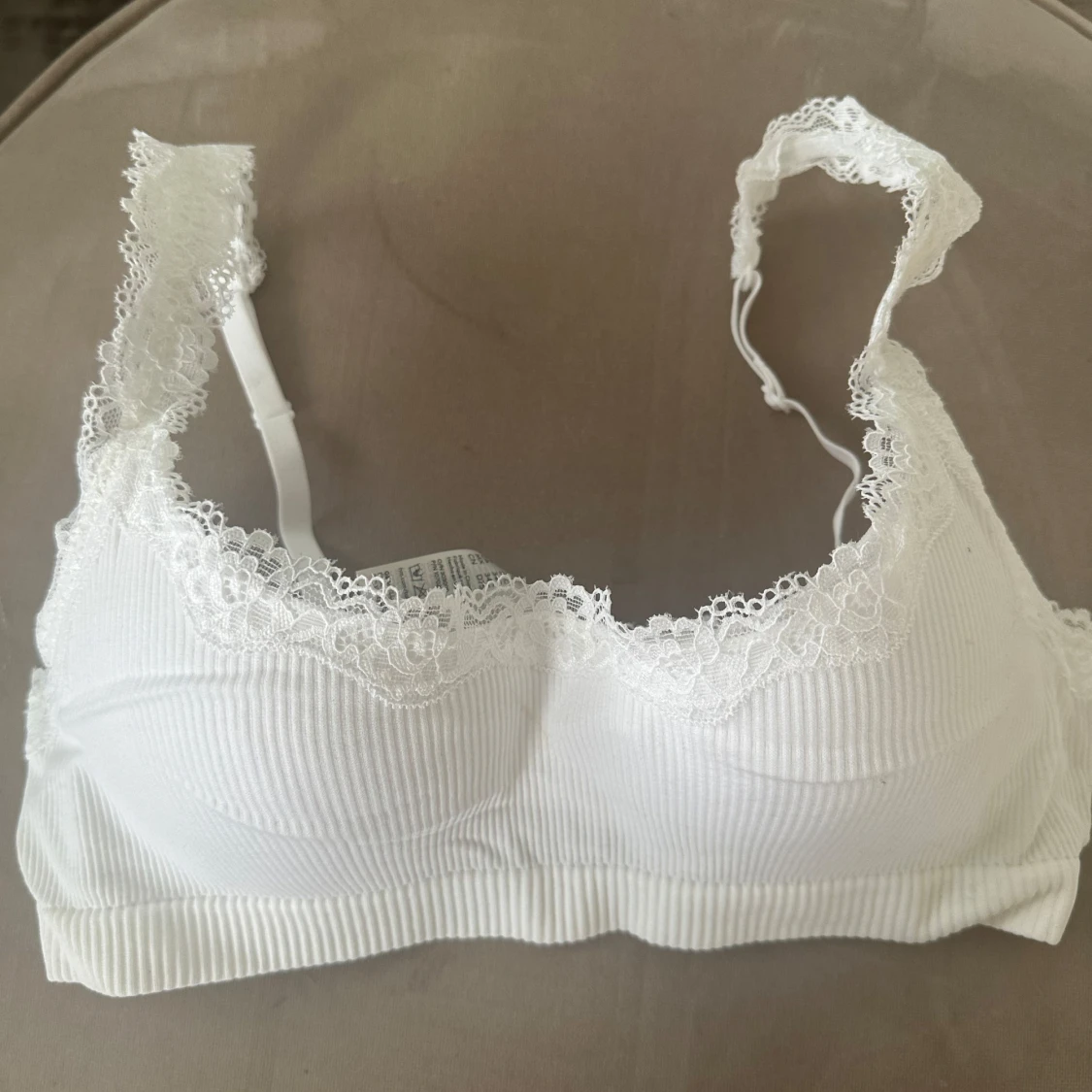 Vit spetsprydd topp från H&M