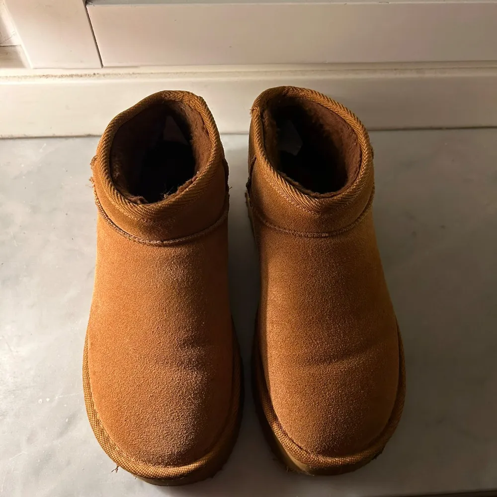 Säljer ett par mysiga bruna boots med platå i mocka. De har en enkel design med rund tå och är perfekta för höst och vinter. Insidan verkar vara fodrad för extra värme. Perfekta för att hålla fötterna varma och stiliga under kyliga dagar! Sparsamt använda, de är stora i storleken. Skor.