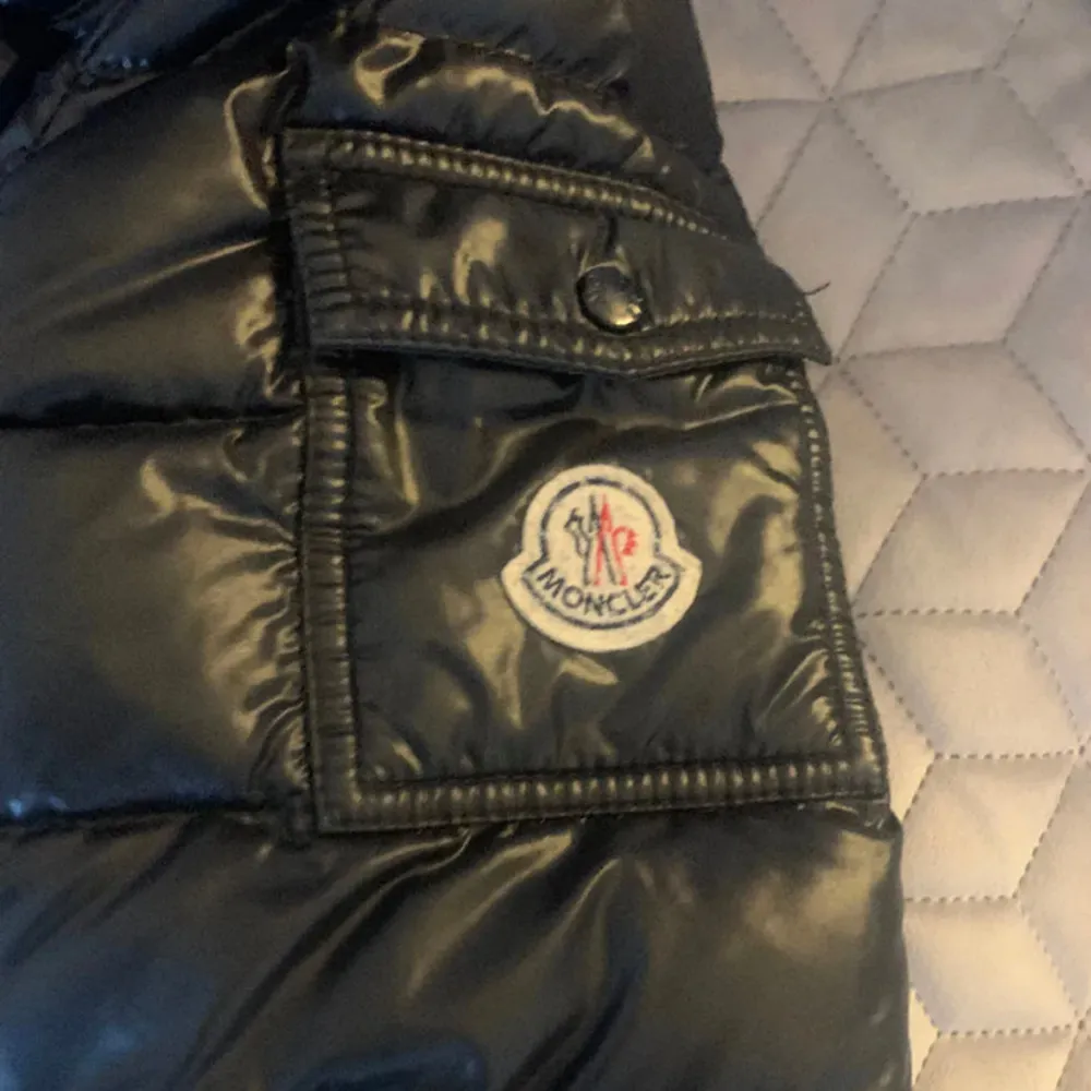 Skulle nån vilja byta, min moncler jacka mot en fjällrävenjacka ! Den mindre modellen!. Jackor.