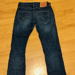 Levi’s 501 Jeans svart och marinblå - Säljer två par snygga Regular Fit Levis jeans i bra skick som har använts fåtal gånger.  W30 L30 i båda.