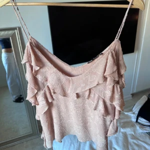 Ljusrosa volangtopp från Zara - Säljer en superfin ljusrosa topp med volanger i storlek xs från zara❤️
