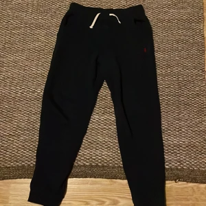 Polo Ralph Lauren byxor - Säljer ett par marinblåa mjukisbyxor i bra skick ifrån polo Ralph Lauren⭐️ nypris: 899kr                         Byxorna är knappt använda, går att diskutera pris vid snabb affär!