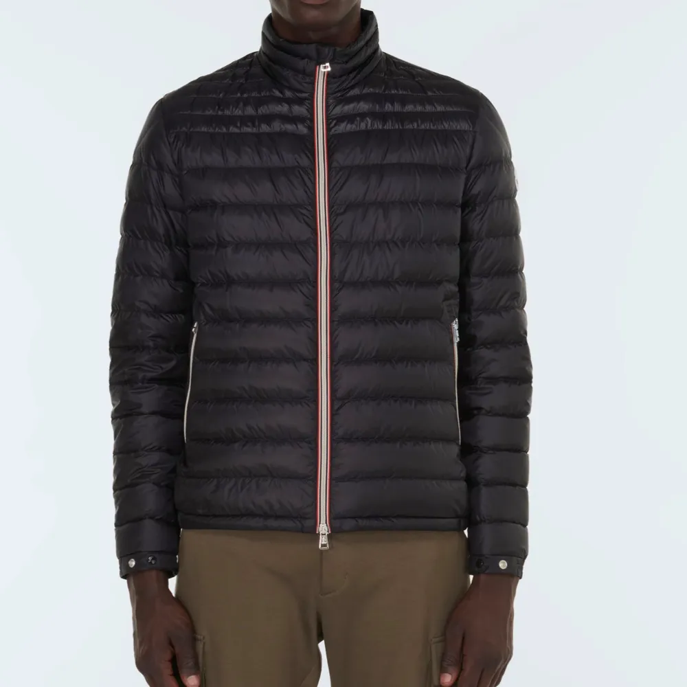 Moncler Daniel down jacket i 8/10 skick inga synliga skador eller dylikt. Har dessvärre inte kvitto då jag fick denna som gåva förra året men Qr är synlig och oskadad går även att scanna.. Jackor.