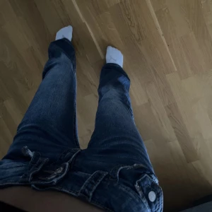 lågmidjade jeans - mörkblåa jeans från gina jag anvönt några gånger! skriv för fler bilder💗