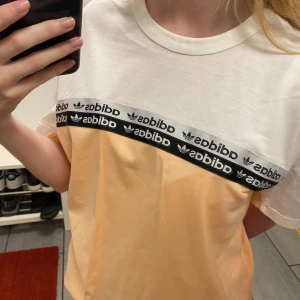 Adidas t-shirt - Adidas t-shirt i aprikos/vit sparsamt använd. Stl 14-15Y/170