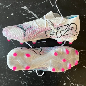 Fotbollsskor - Puma Future  Kan användas på både naturgräs och konstgräs Endast använda en gång Ny pris 2000+ 