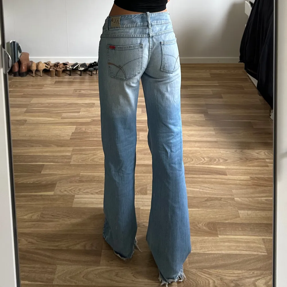 Lågmidjade vida jeans! Storlek M. Midjemått: ca 85cm runt om, 40cm rakt över. Innerbenslängd: 84cm. Jag är ca 169cm och brukar ha storlek 38 för referens. Skriv vid fler funderingar! Använd gärna köp nu💕. Jeans & Byxor.