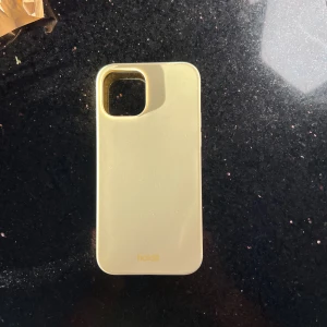 iPhone skal 12/12 PRO  - Gult skal från Holdit - köpt i april så ej slitet förutom en liten defekt vid volymknappen men inget som syns när man har skalet på☺️💛