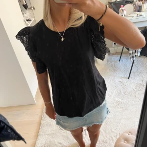 T-shirt från zara  - Skitsnygg topp från zara med volanger! Säljs inte längre. Klicka gärna på köp nu , postar samma dag❤️har den i vitt också om ngn är intresserad 