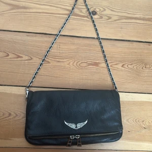 Zadig & Voltaire väska - Säljer min Zadigväska som köptes här på plick! Båda kedjor finns med. Lite skavanker på dragkedjan men inget som man tänker på! 💕
