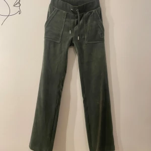 Juicy Cotoure Dark Moss - Säljer ett pae juicy byxor! Nypris 1199:- Säljer dessa för 599:- Pris går att diskuteras,  De passar för dig som är runt 150-157cm 