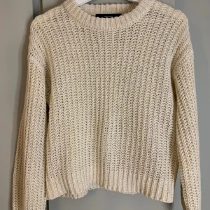 Beige stickad tröja från Vero Moda - Nästan helt oanvänd, jättebra skick! Säker eftersom den aldrig kommer till användning. Skickar så fort jag kan så tryck gärna på köp nu!💗💗💗