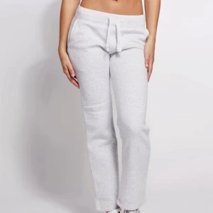 Russemertch mjukisbyxor  - Dessa super snygga och populär russemercht mjukisbyxorna i ljusgrå, säljer då jag inte jag använt dem, prislappen fins kvar där av priset