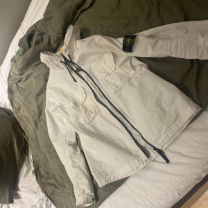 Stone island jacka  - Säljer en fin Stone island jacka  Vill inte ha den längre har tröttnat på den. Asså kan byta mot vad som helst bara skriv använder inte den den hänger bara där 