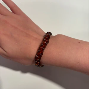 Pärlarmband orange och lila - Ett 17cm långt handgjort pärlarmband med lila och orange genomskinliga pärlor🧡💜