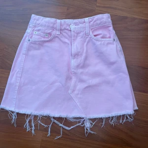 rosa denim kjol - Superfin ljusrosa jeanskjol🎀endast använd en gång!!