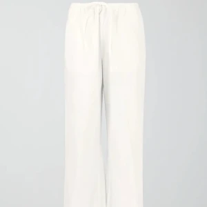 Nya linnebyxor  - Helt nya oanvända linnebyxor, vita, från Gina Tricot. Lapp sitter kvar, raka i modellen. Pris är exklusive frakt!